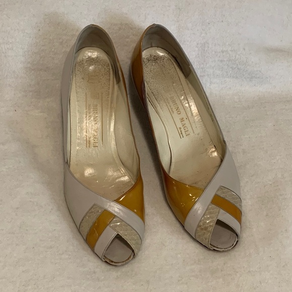 Vintage Two-Tone Peephole Pumps - Picture 1 of 15